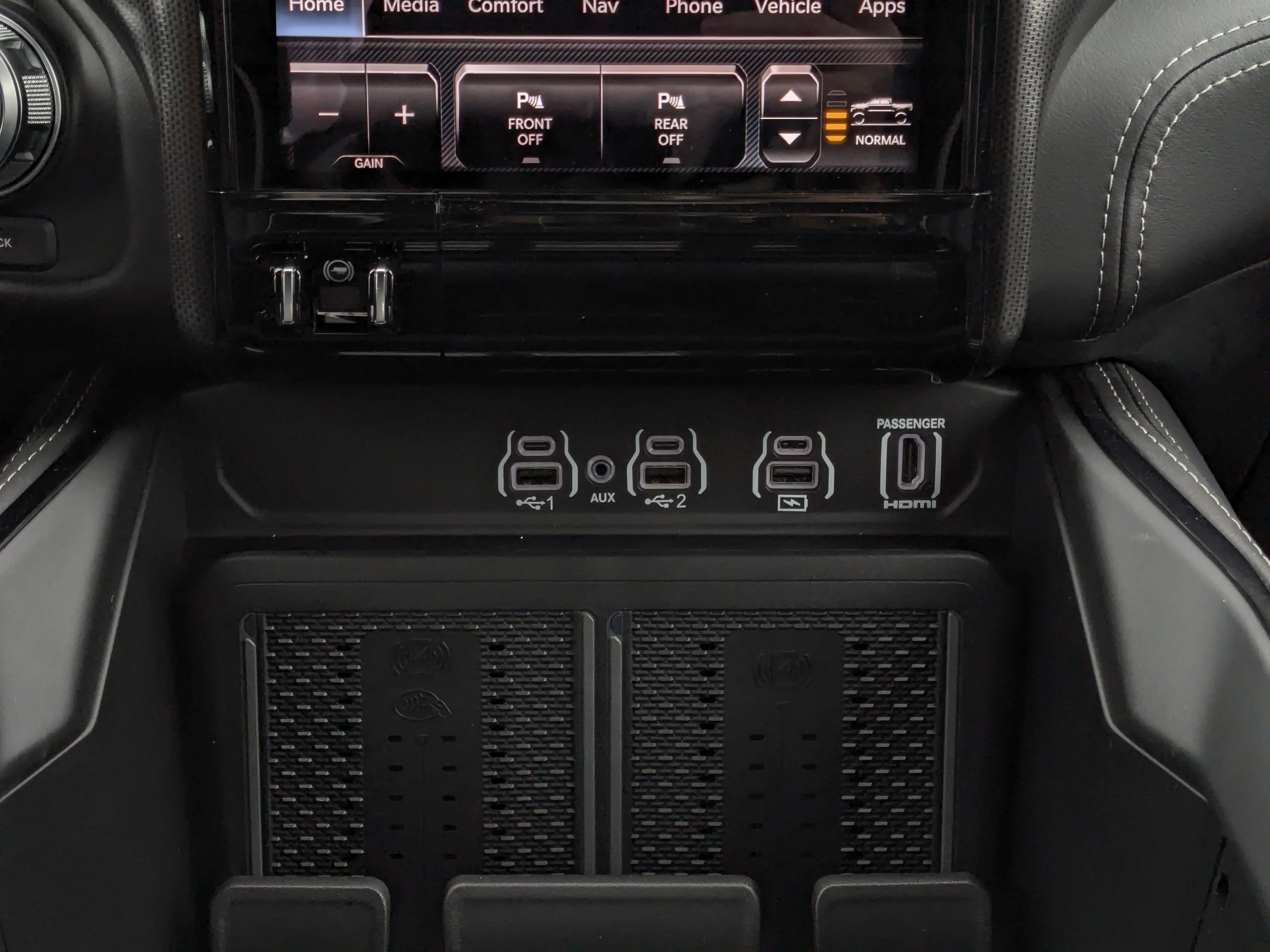 New 2026 Black RAM Limited - PANO SUNROOF - HEADS UP DISPLAY - RAMBOX CARGO & TONS MORE! image 25