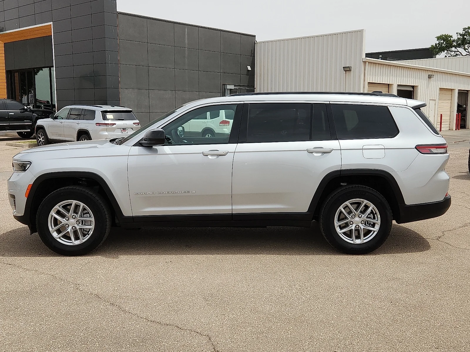 New 2025 Silver Zynith  Paint Jeep L LAREDO X 4X4 image 2