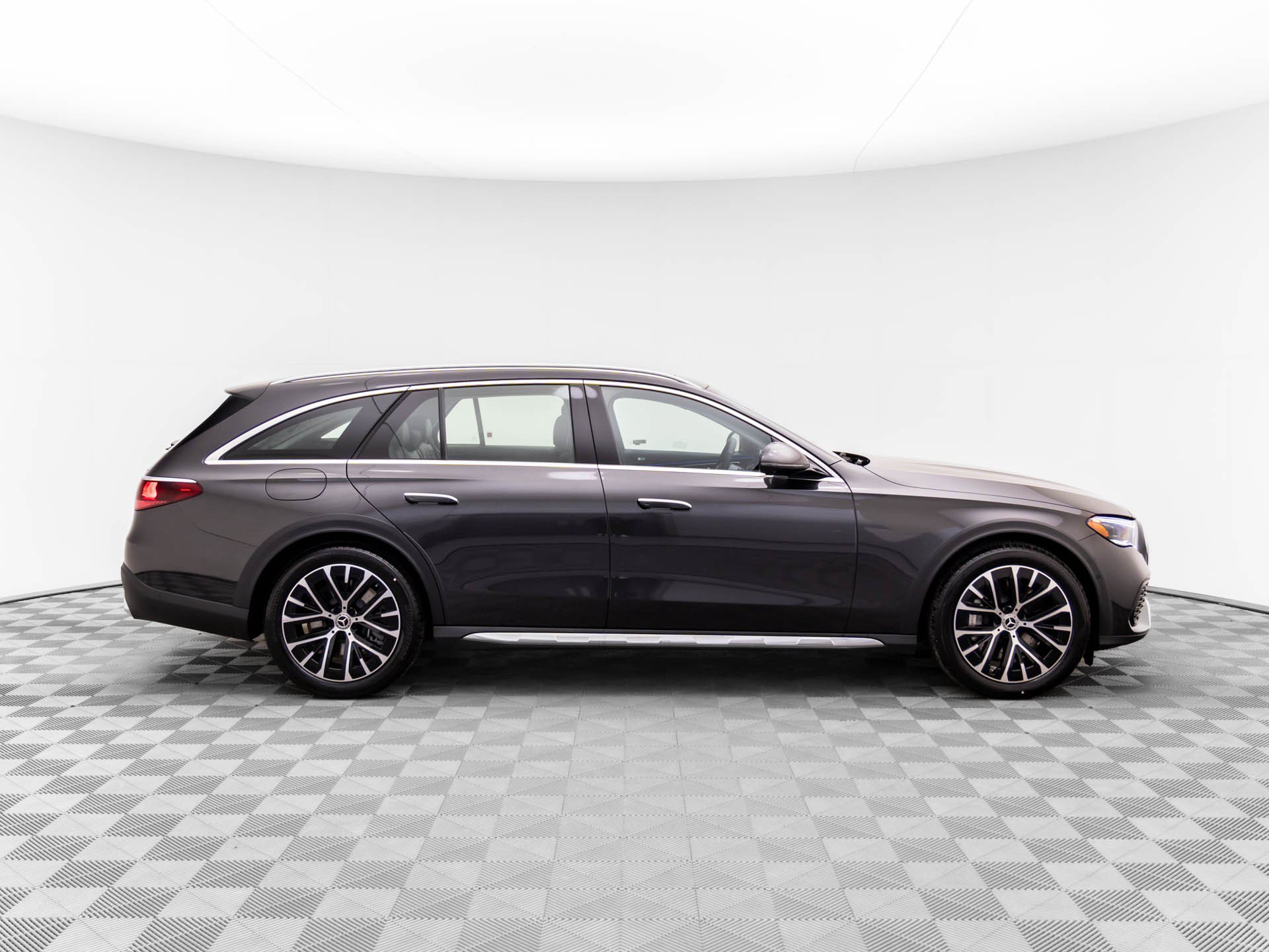 Used 2025  Mercedes-Benz E 450 image 6