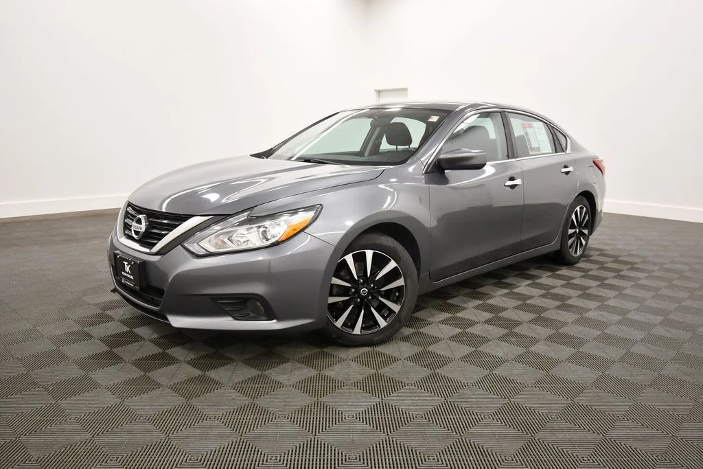 Used 2018 Nissan Altima SV with VIN 1N4AL3AP3JC186051 for sale in Rochester, Minnesota