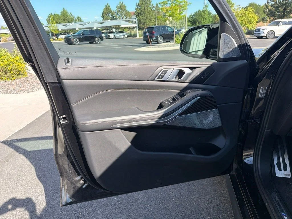 Used 2025 Black Sapphire Metallic BMW M60i image 9