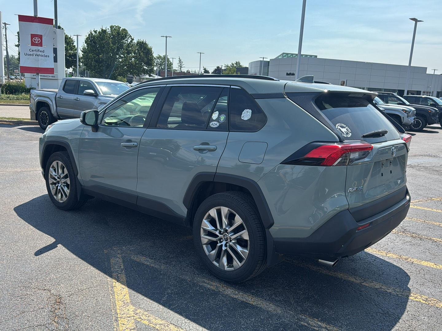 Used 2019 Lunar Rock Toyota XLE Premium image 4
