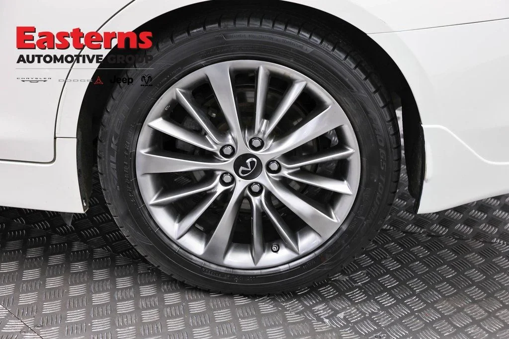 Used 2023 White INFINITI LUXE image 36