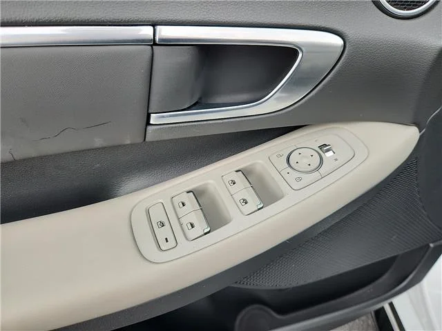 Used 2023 White Hyundai SEL image 11