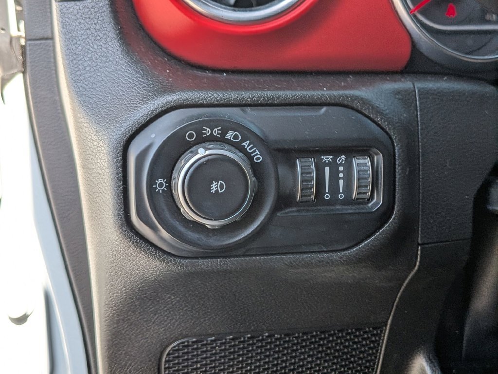 Used 2019 White Jeep Unlimited Rubicon image 19