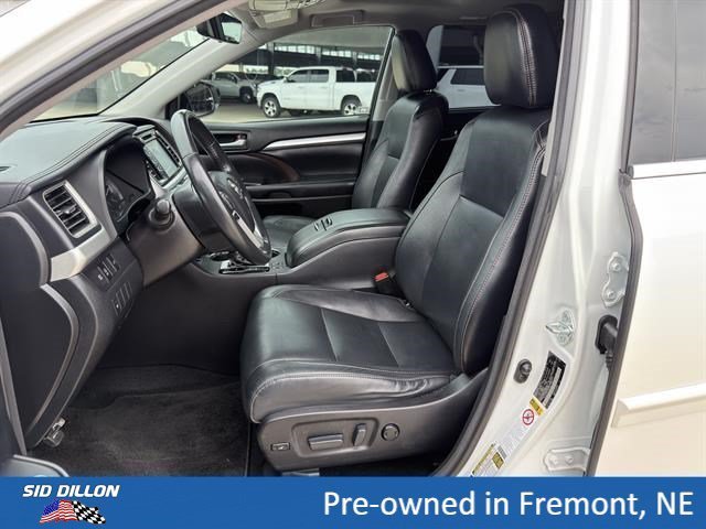 Used 2018 Blizzard Pearl Toyota XLE image 15