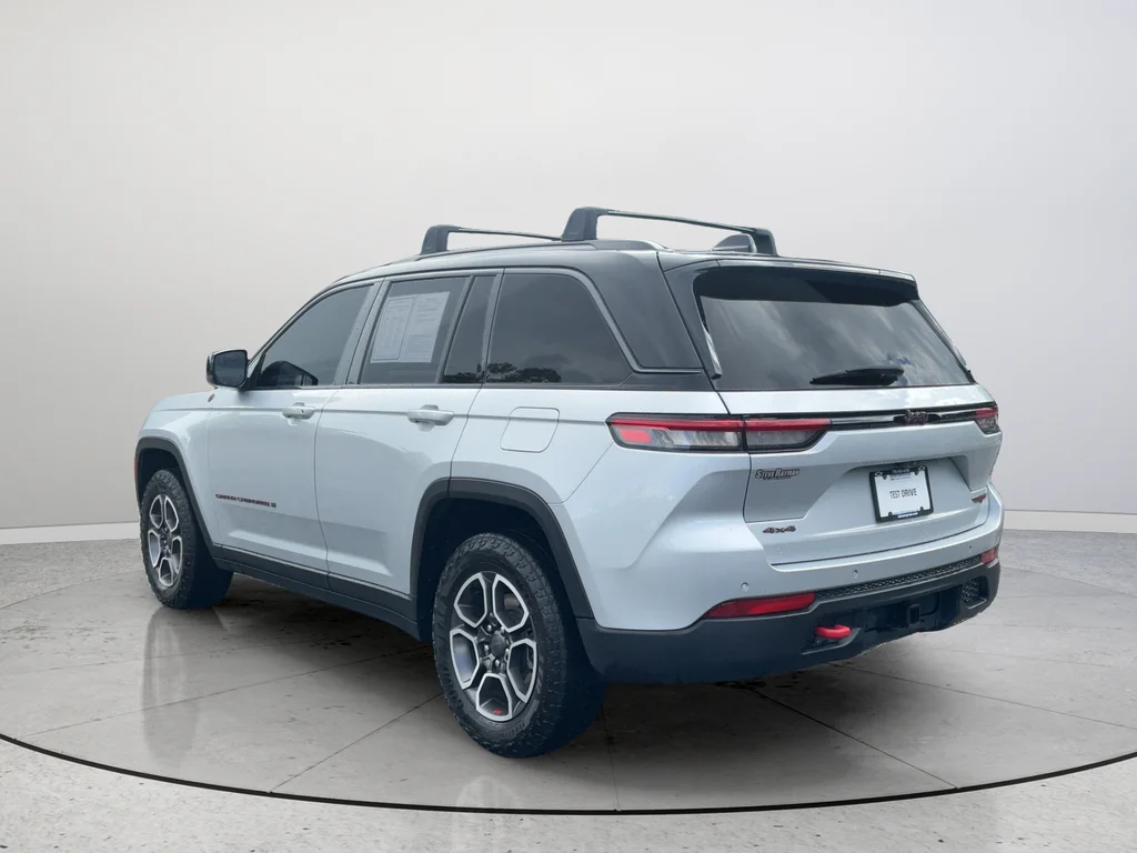 Used 2022 Silver Jeep Trailhawk image 9