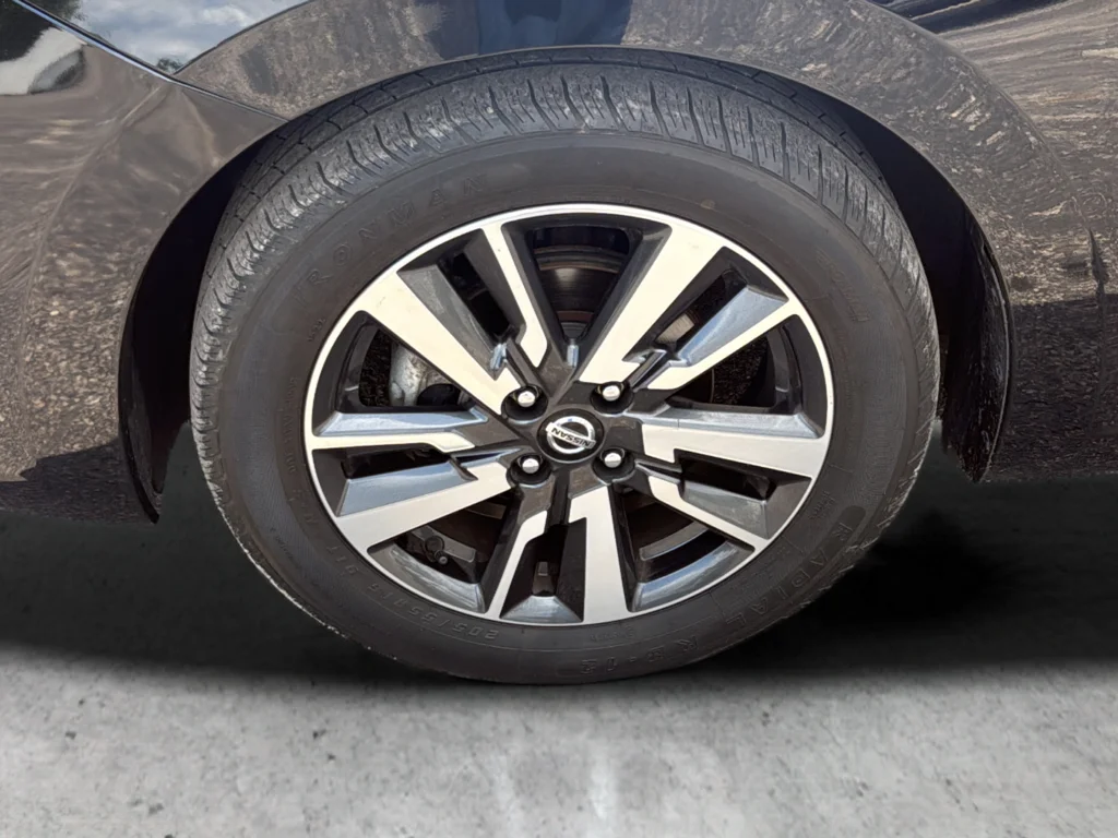 Used 2021 Black Nissan 1.6 SV image 9