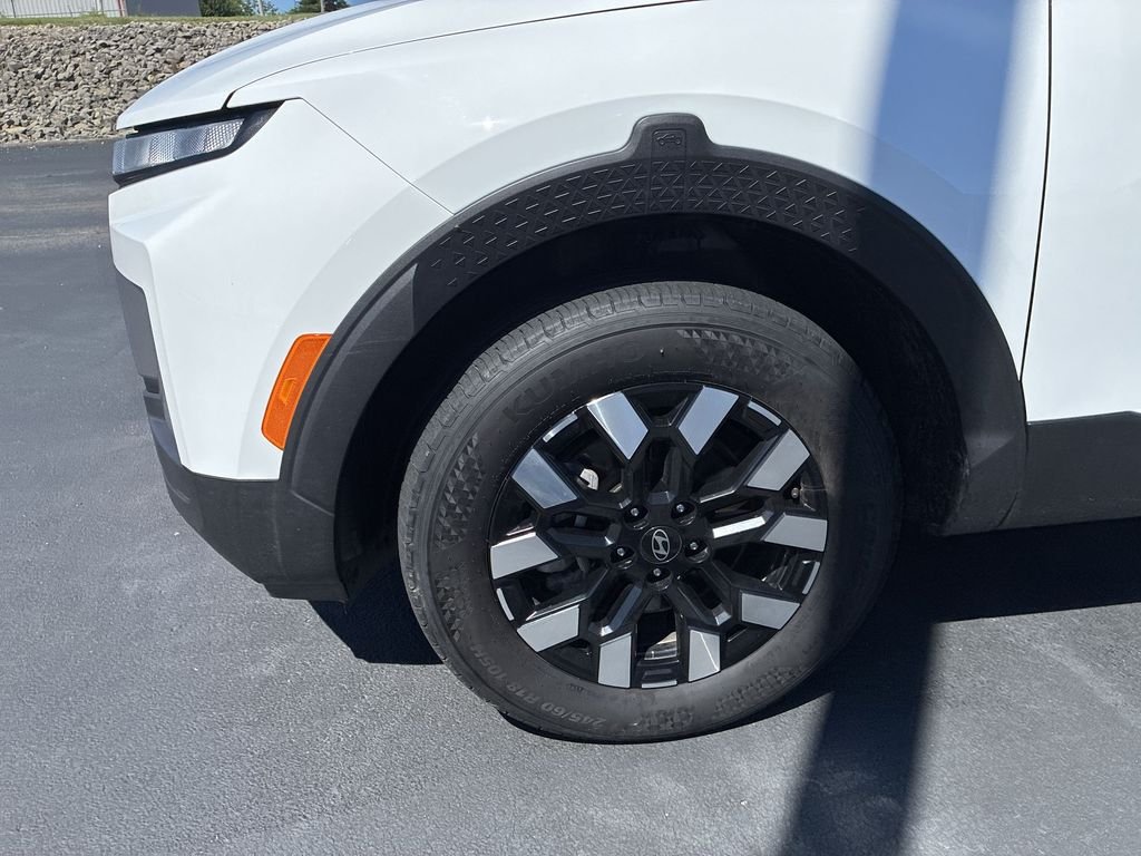 Used 2025 White Hyundai SEL image 10