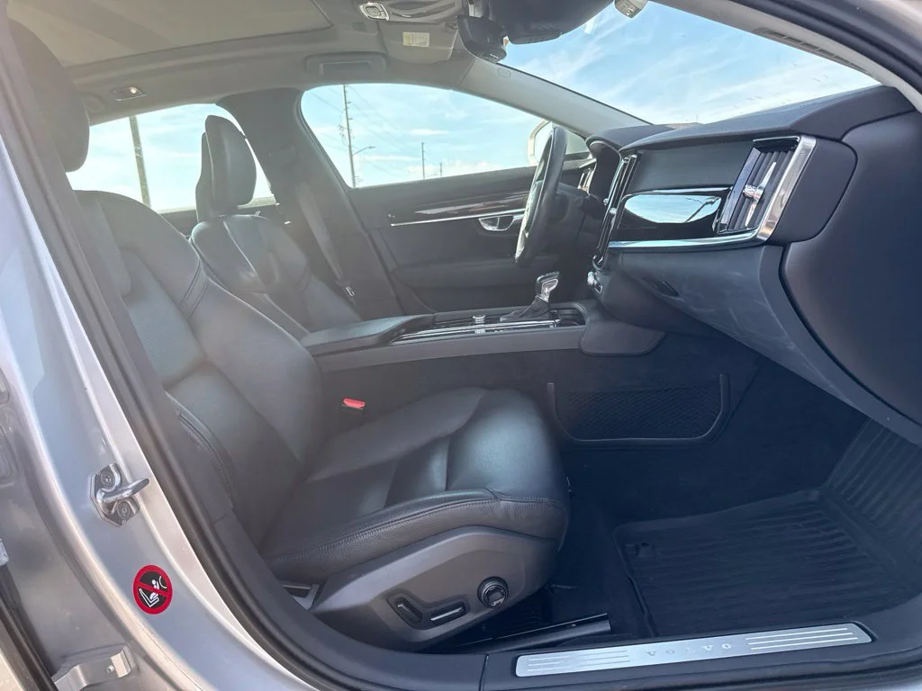 Used 2018 Bright Silver Metallic Volvo T6 Momentum image 10