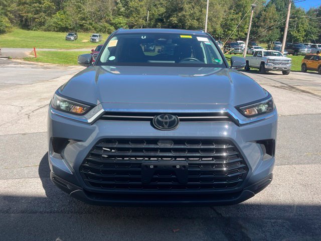 Used 2025 White Toyota XLE image 10
