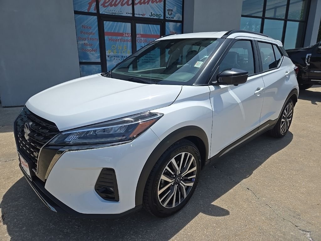 Used 2024 Nissan Kicks SR with VIN 3N1CP5DV2RL485126 for sale in Kansas City