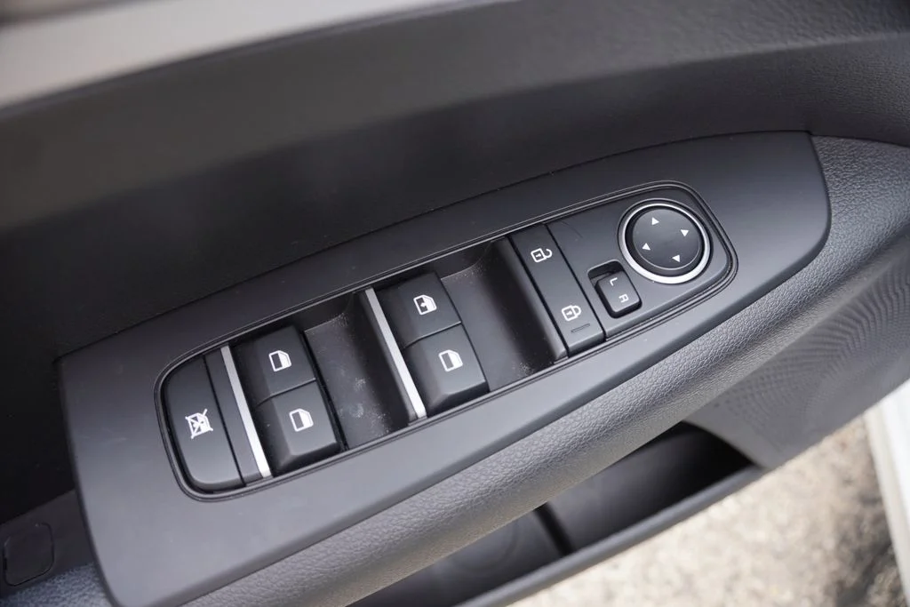 Used 2023 Snow White Pearl Kia LXS image 20