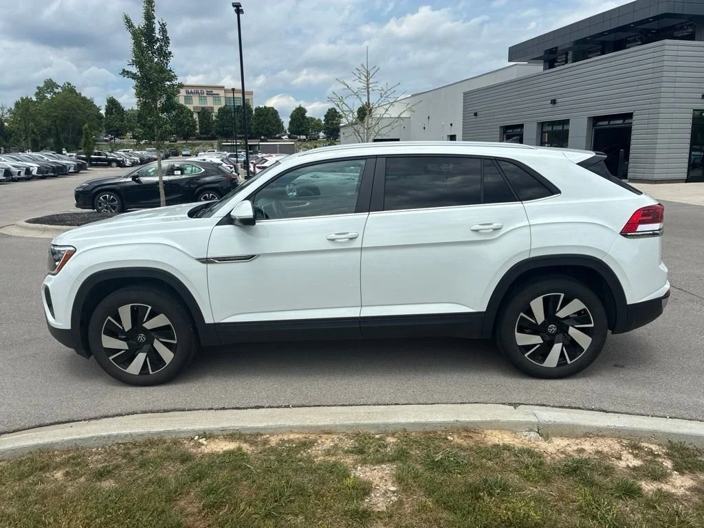 Used 2024 Pure White Volkswagen 2.0T SE w/Technology image 8