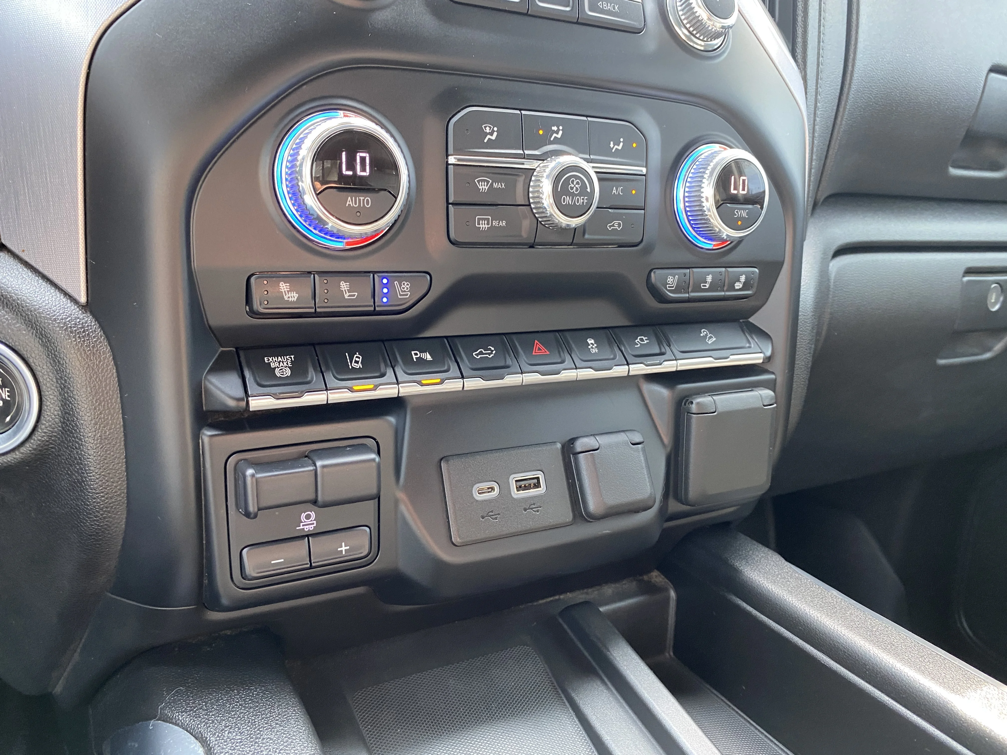 Used 2020 Black GMC Crew Cab SLT image 17