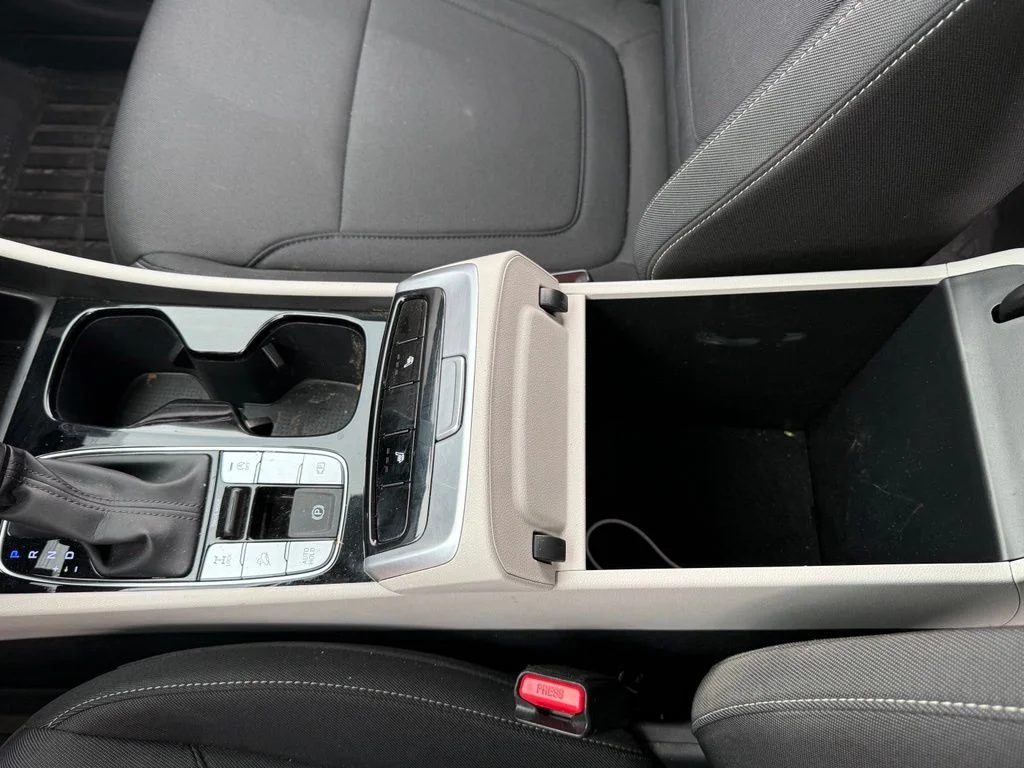 Used 2022 Silver Hyundai SEL image 21