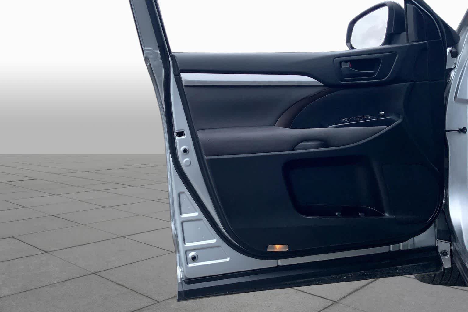 Used 2016 Silver Sky Metallic Toyota LE image 21