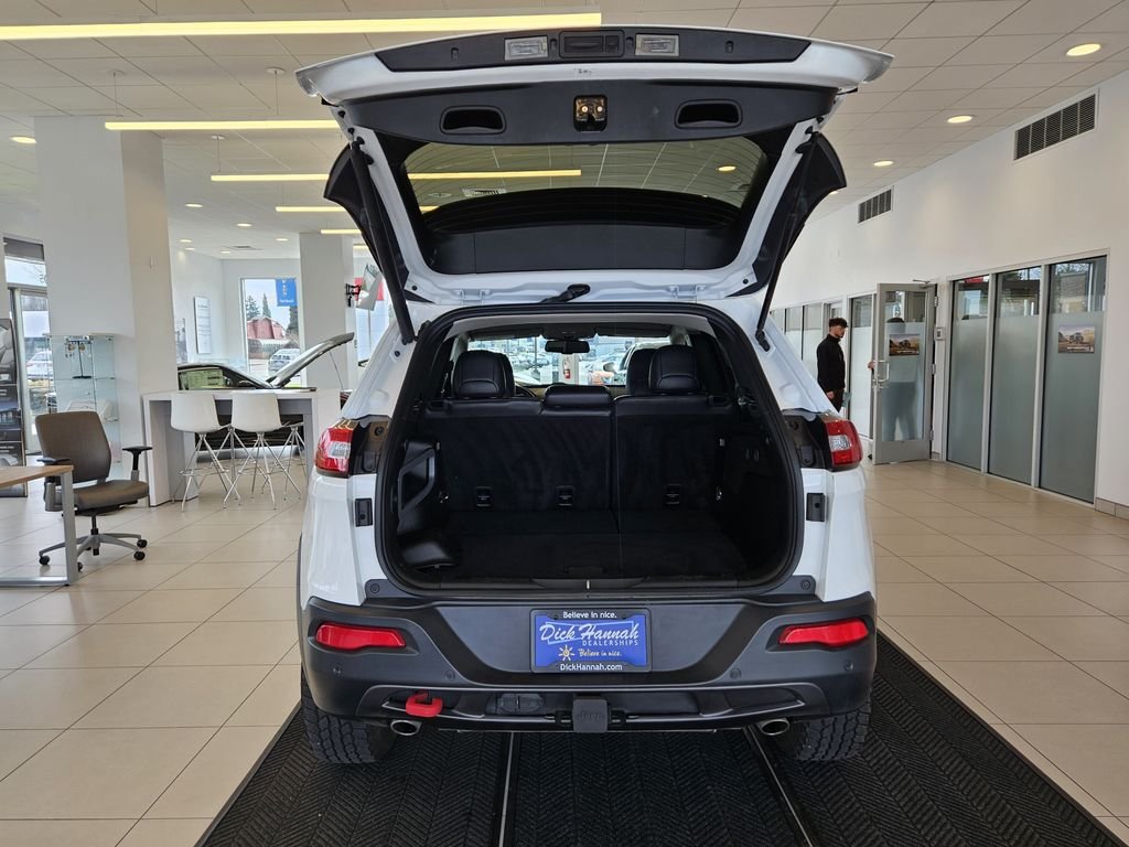 Used 2018 Bright White Clearcoat Jeep Trailhawk image 12