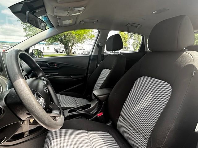 Used 2022 White Hyundai SE image 10