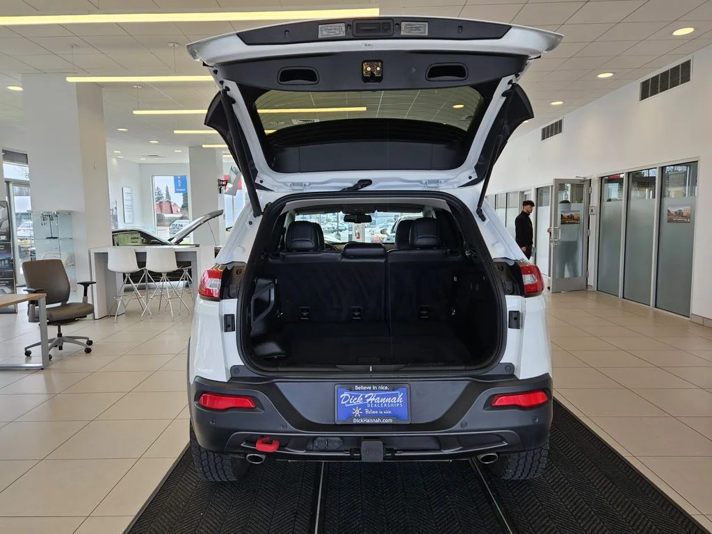 Used 2018 White Jeep Trailhawk image 12