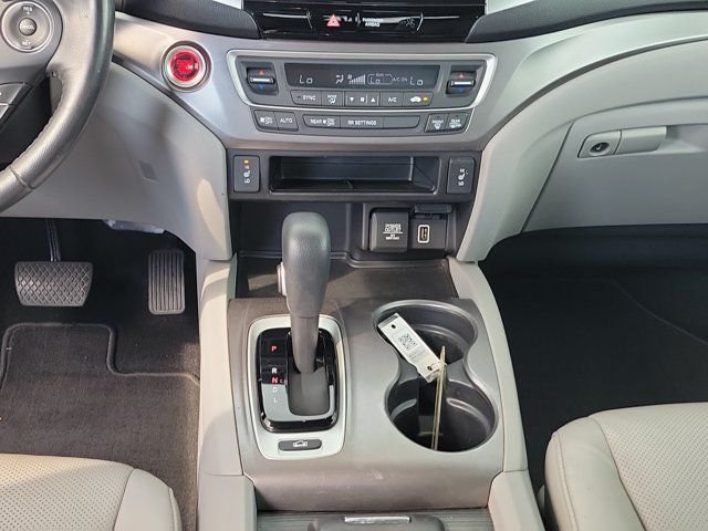 Used 2019 Obsidian Blue Pearl Honda RTL-T image 19