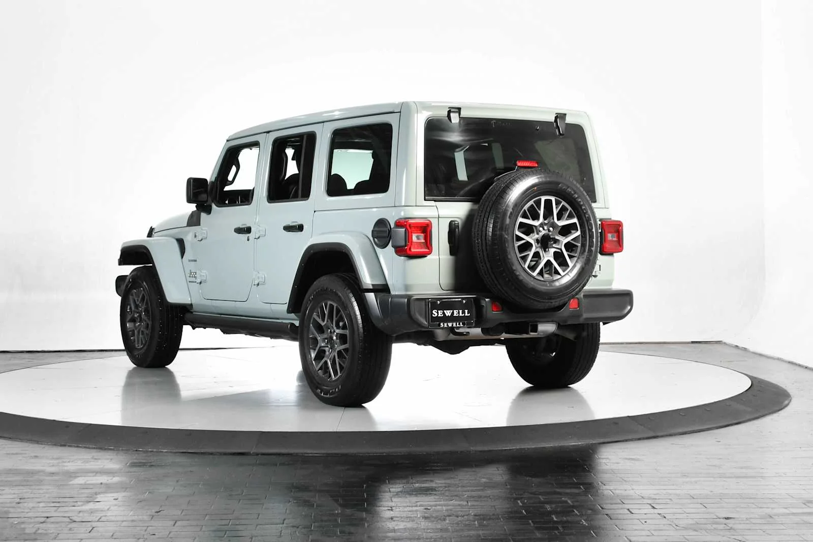 Used 2024 Earl Clearcoat Jeep Sahara image 4