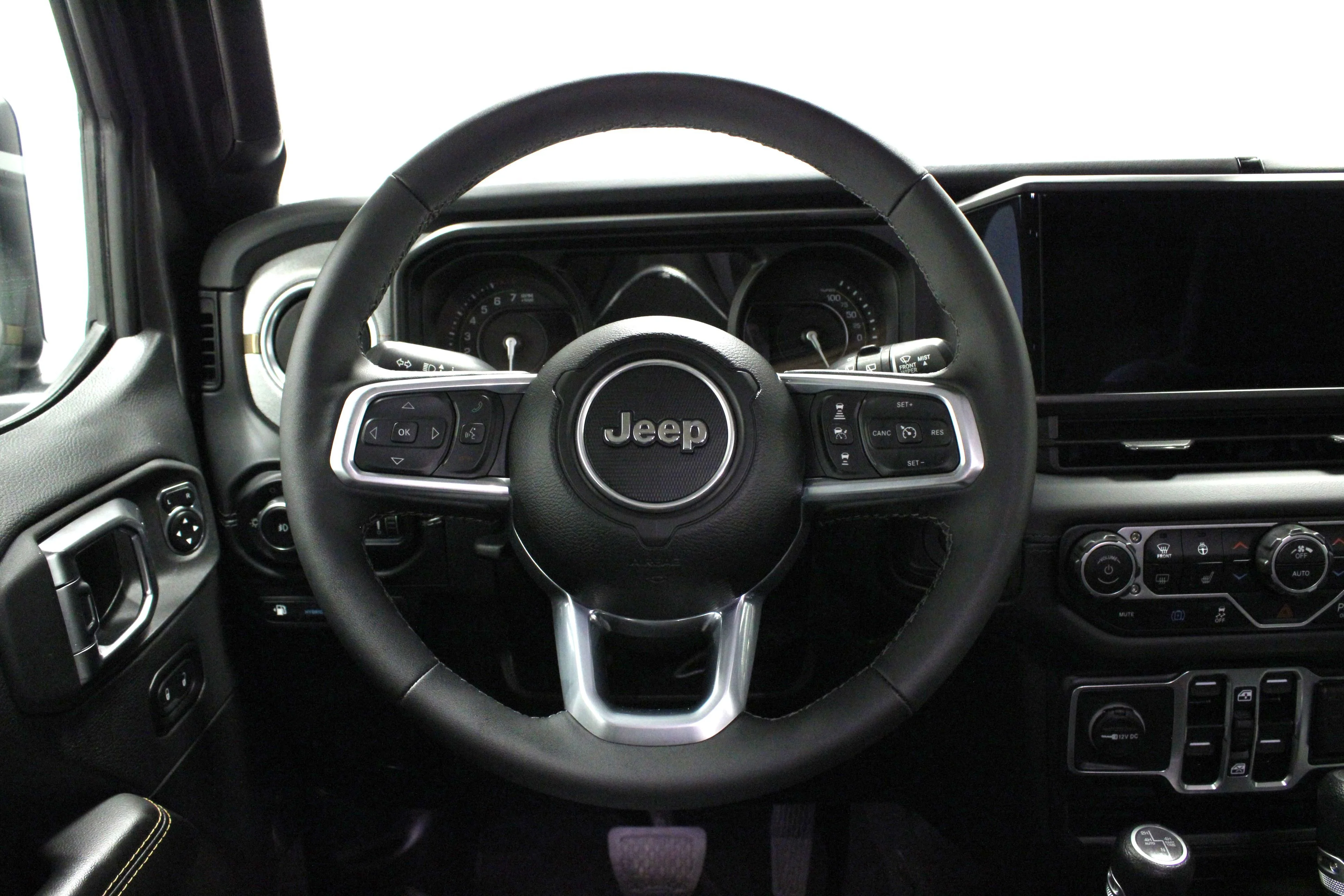 Used 2025 Granite Crystal Metallic Clearcoat Jeep Sahara image 21