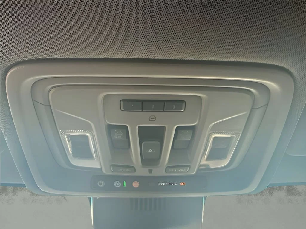 Used 2022 WHITE FROST TRICOAT GMC Denali image 34