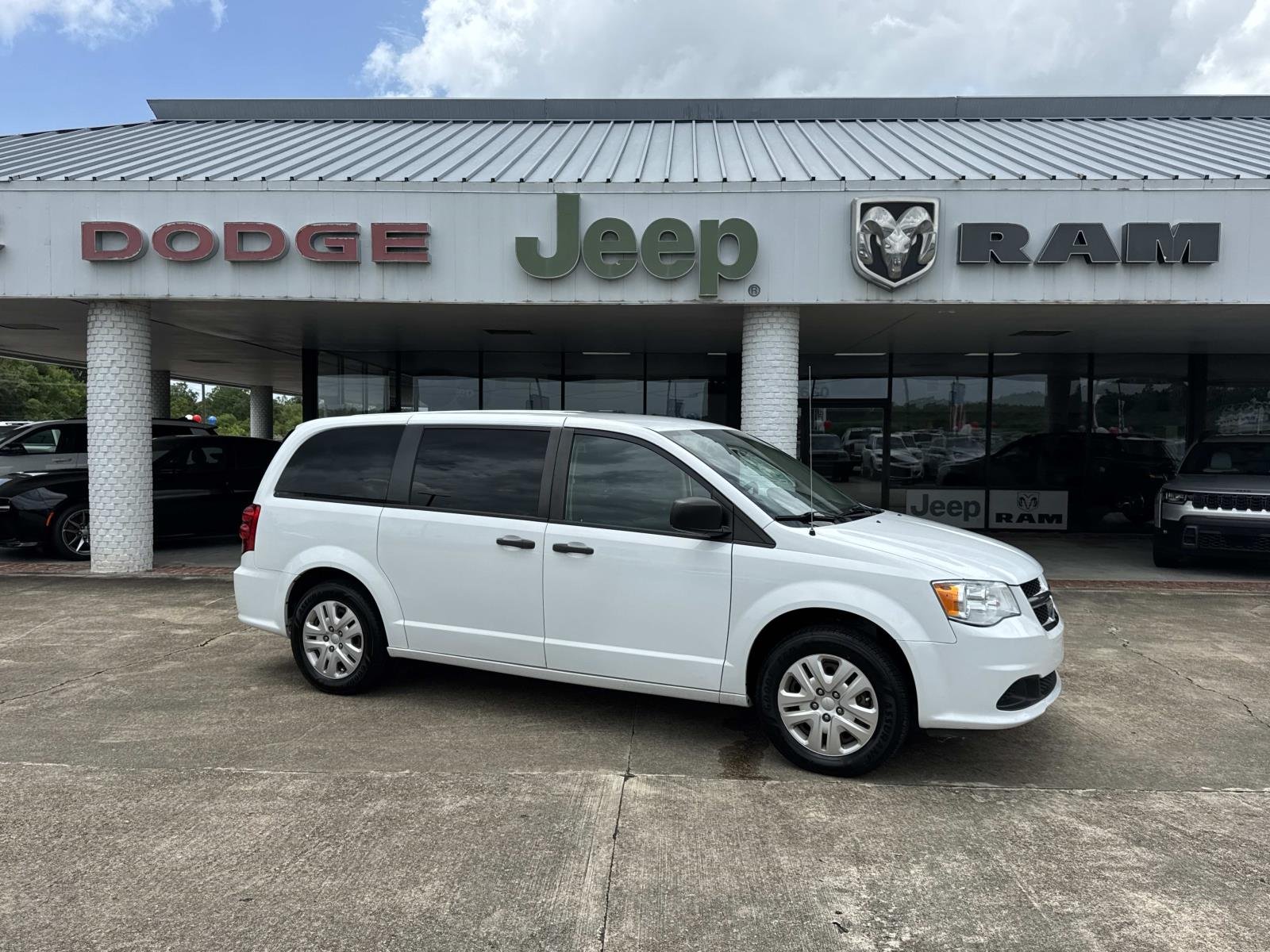 Used 2020 White Dodge SE image 1
