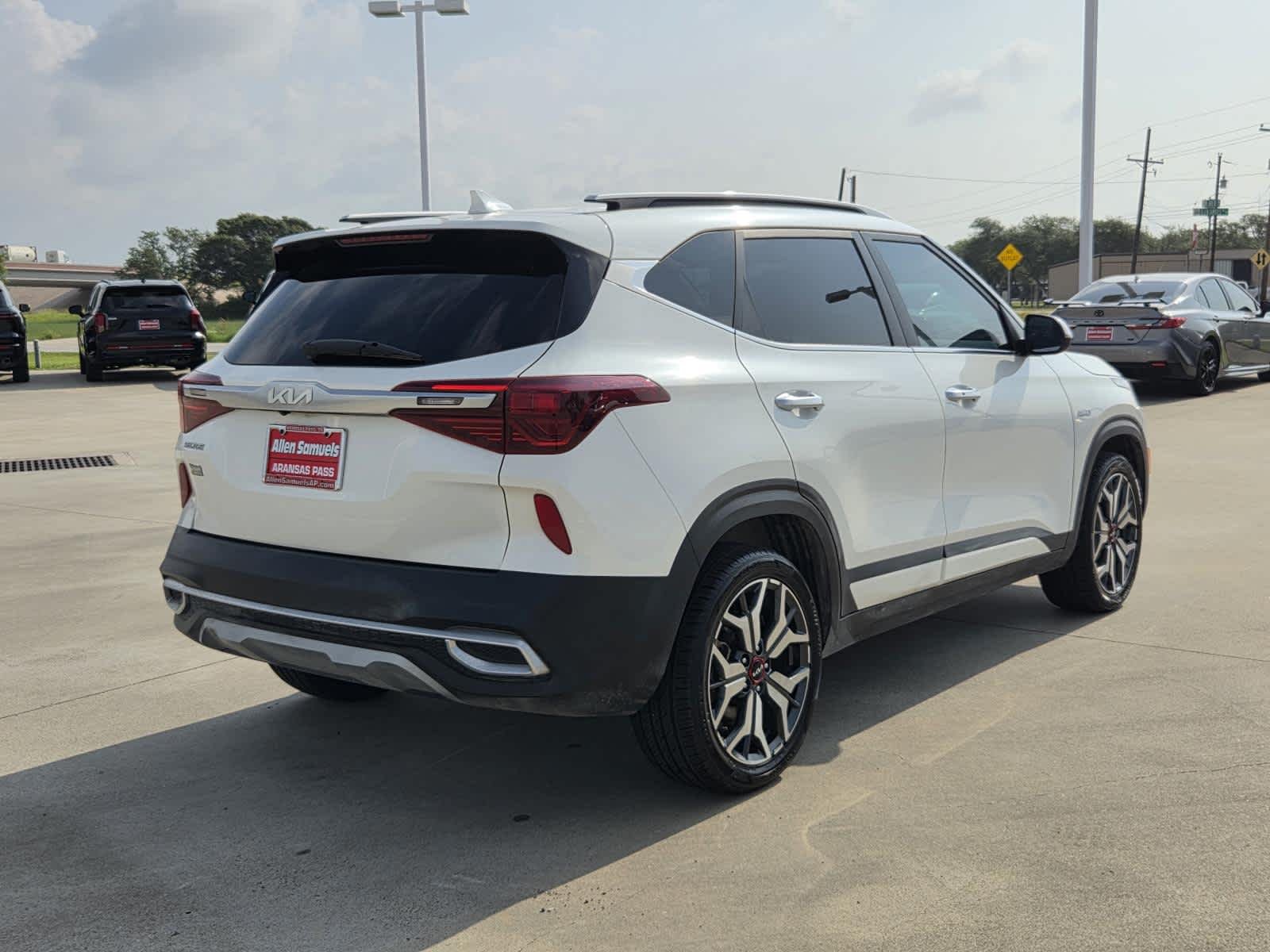 Used 2023 Snow White Pearl Kia SX image 5