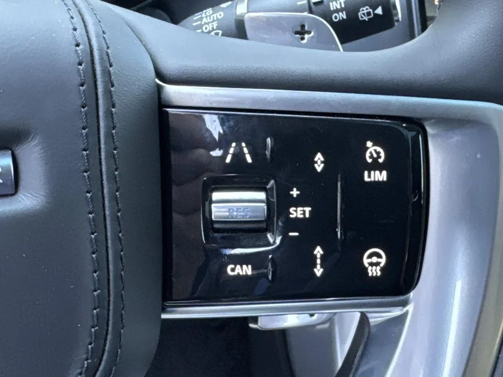 Used 2025 White Land Rover SE image 28