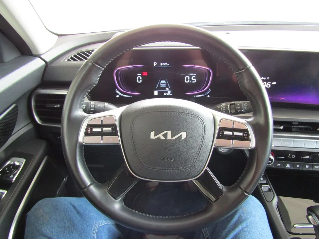 Used 2025 White Kia S image 25