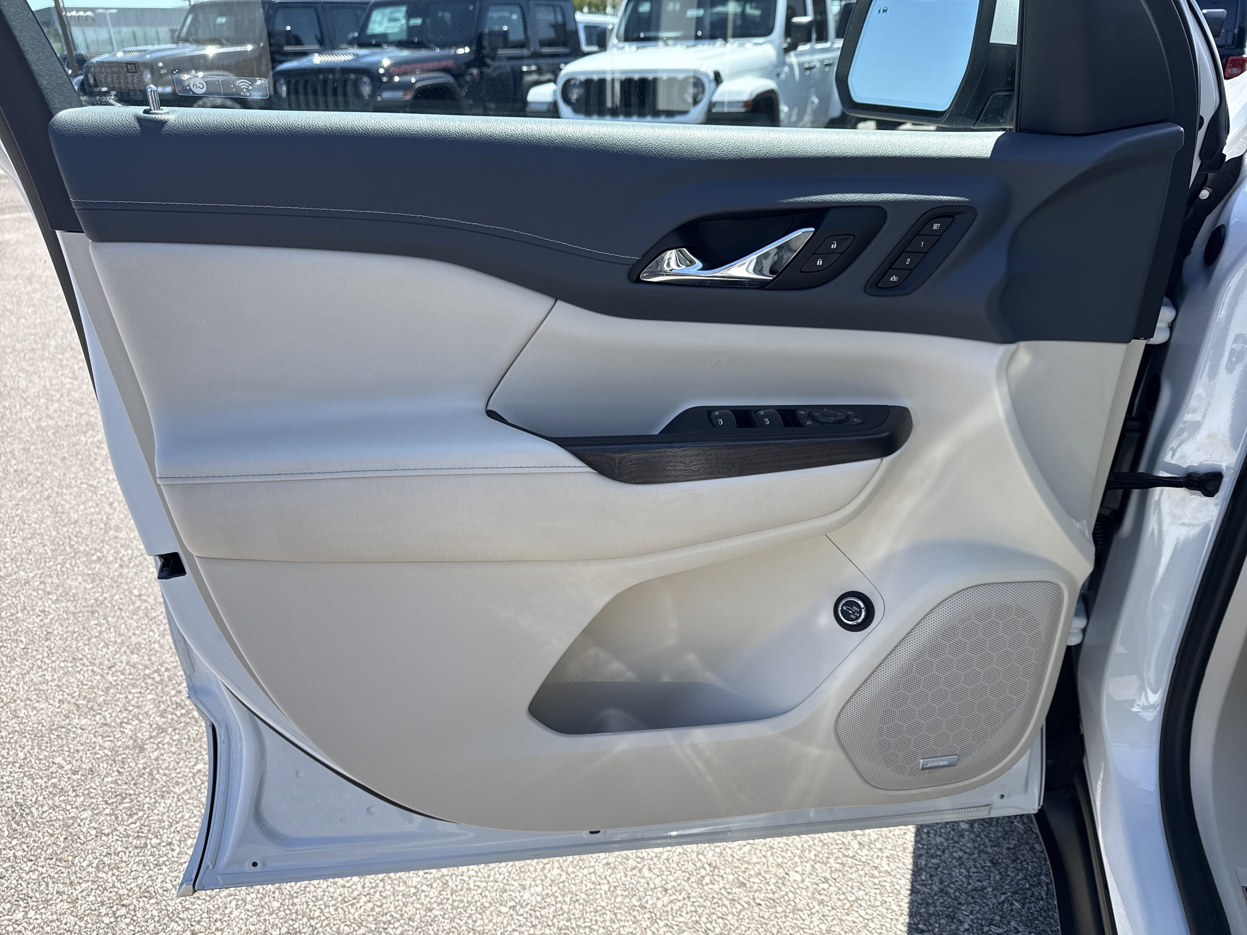 Used 2022 White Frost Tricoat GMC Denali image 11