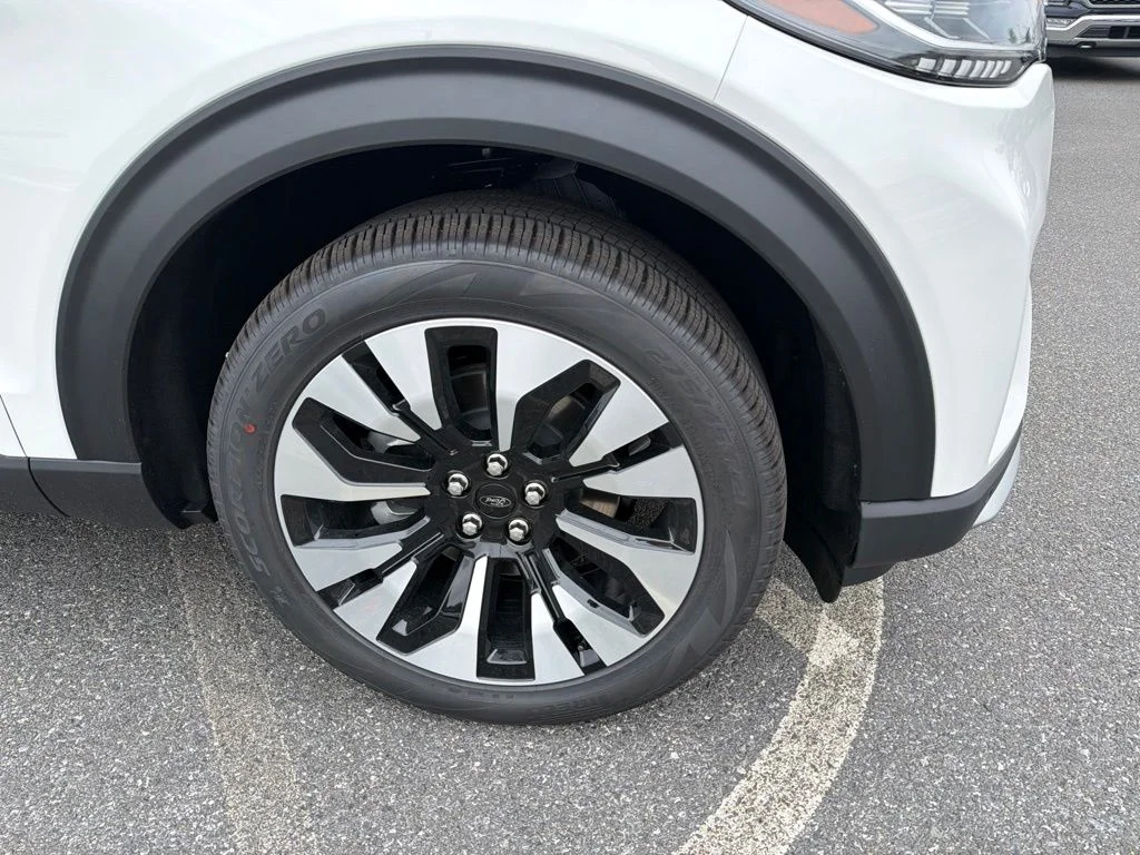 New 2026 Star White Metallic Tri-Coat Ford Platinum™ image 4