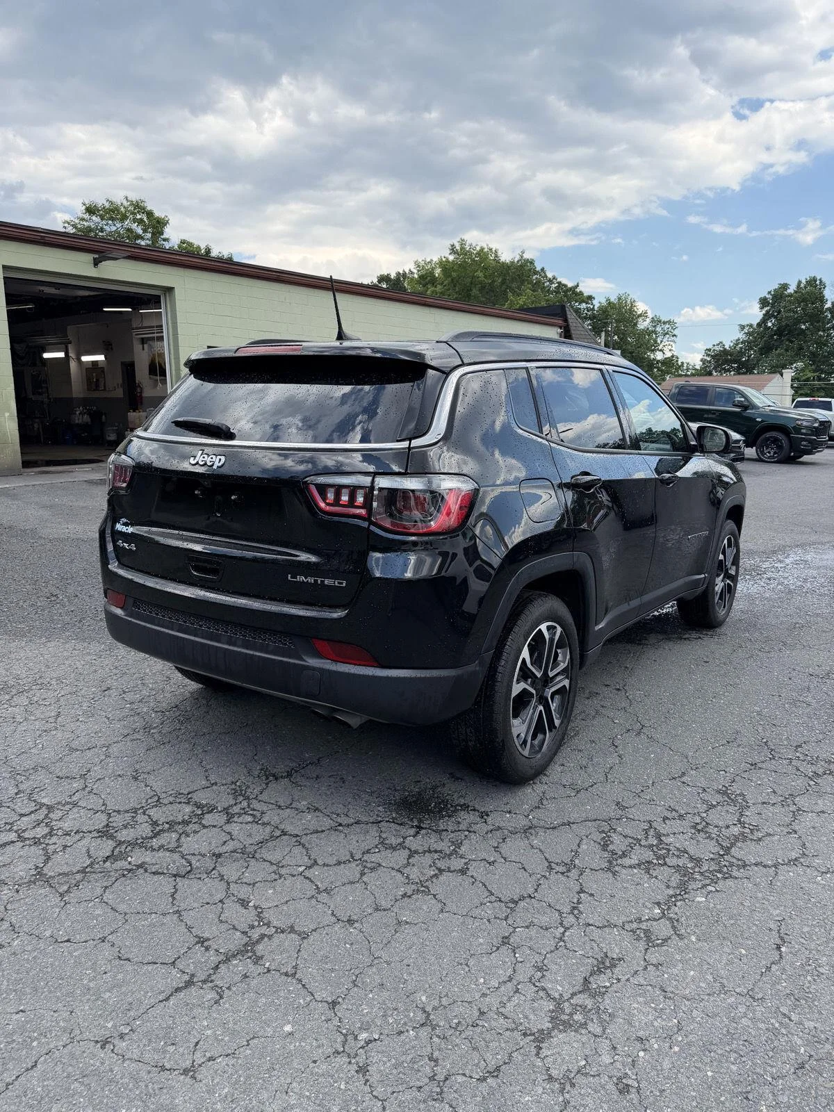 Used 2022 DIAMOND BLACK CRYSTAL PEARLCOAT JEEP LIMITED image 6