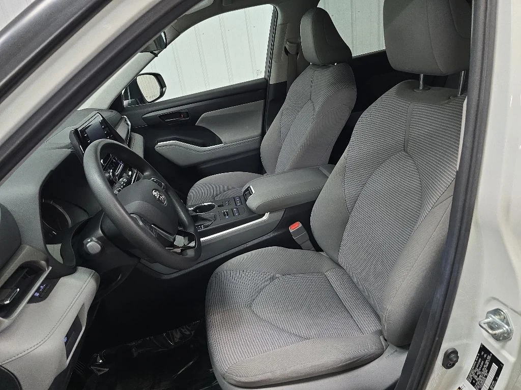 Used 2020 White Toyota L image 29