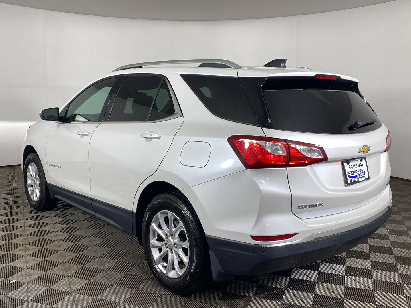 Used 2019 Iridescent Pearl Tricoat Chevrolet LT image 8