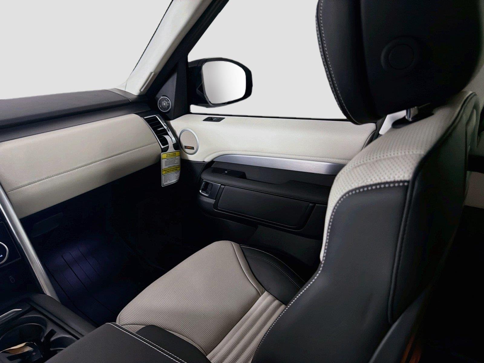 New 2026 Santorini Black Land Rover Dynamic SE image 24