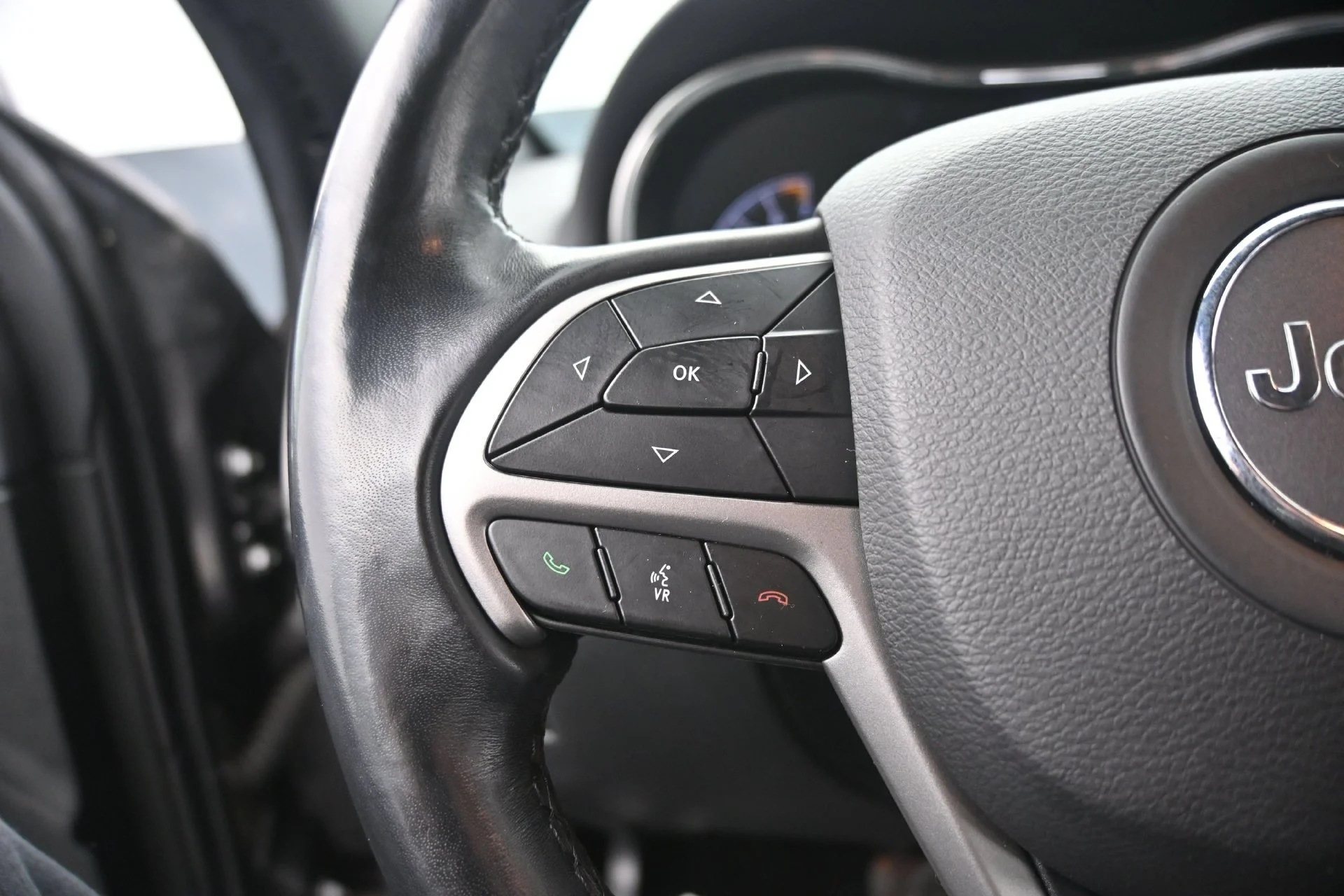 Used 2020 Granite Crystal Metallic Clearcoat Jeep Laredo E image 23