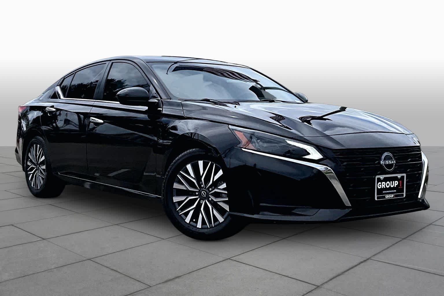 Used 2023 Super Black Nissan 2.5 SV image 3