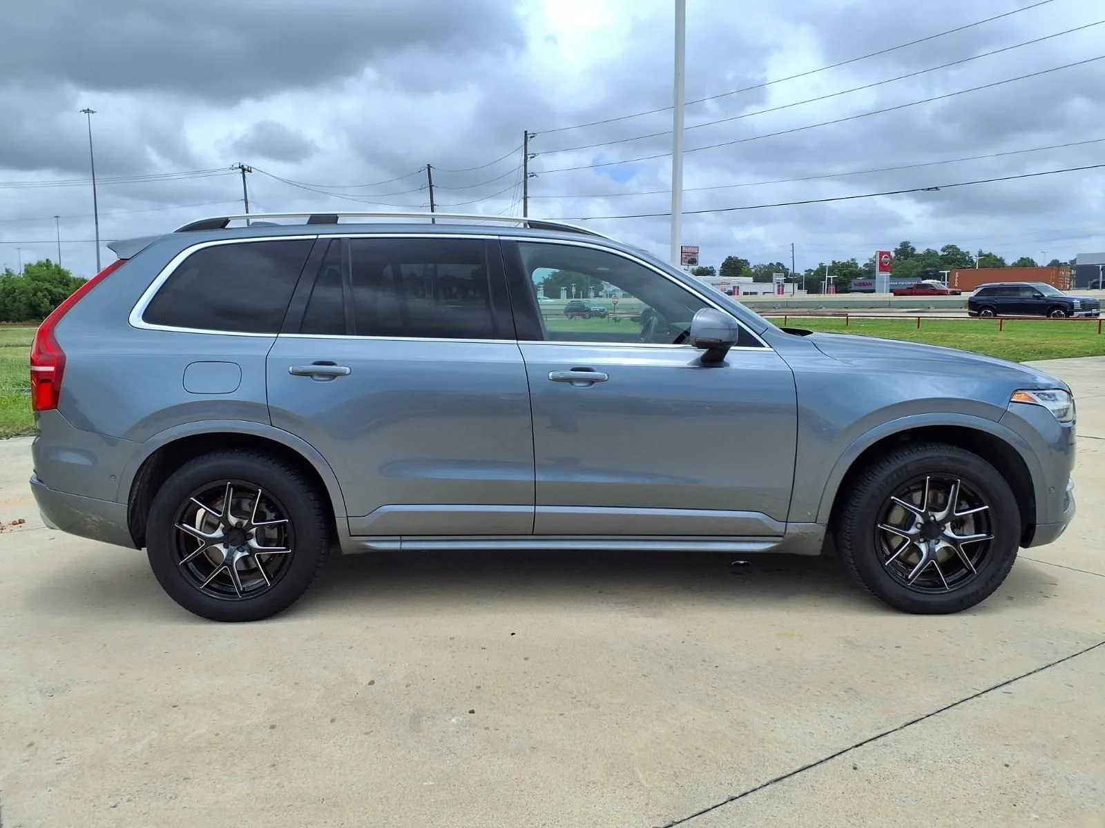 Used 2018 Gray Volvo T6 Momentum image 5