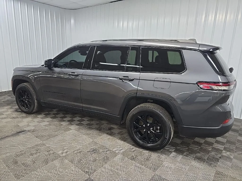 Used 2024 Gray Jeep Altitude image 4