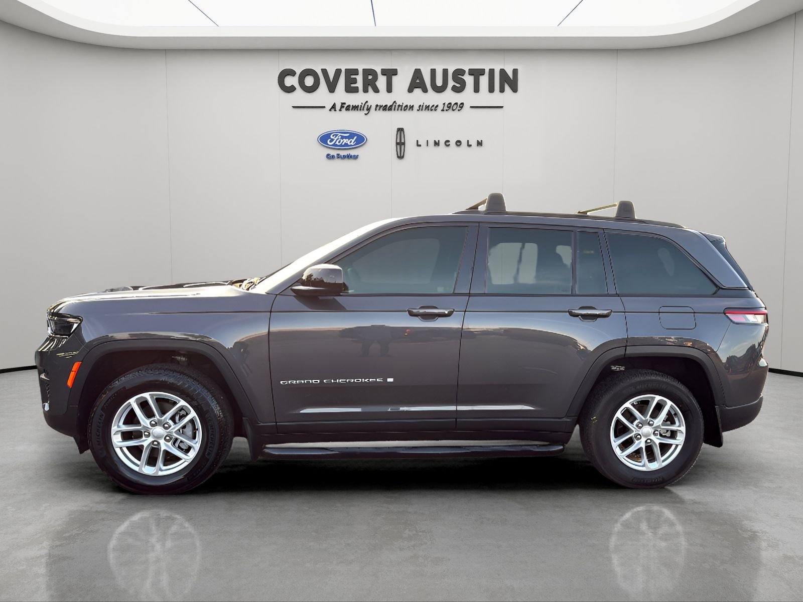 Used 2025 Gray Jeep Laredo X image 2
