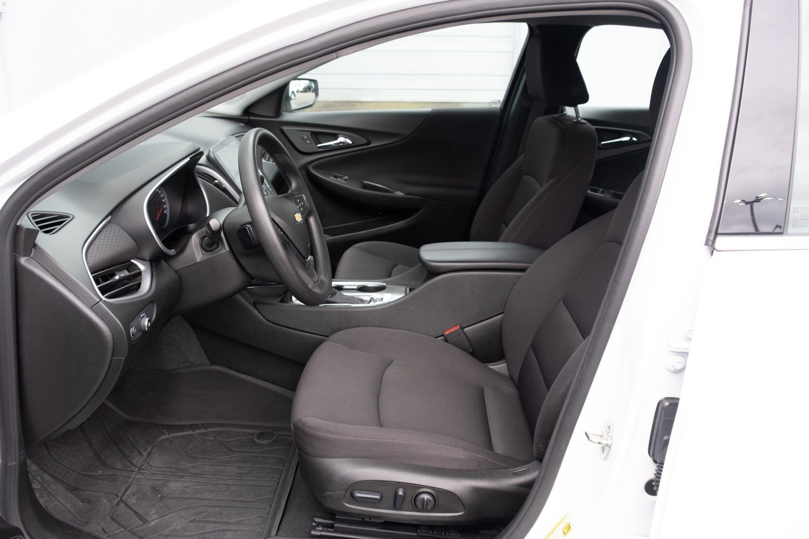 Used 2024 Summit White Chevrolet 1LT image 11