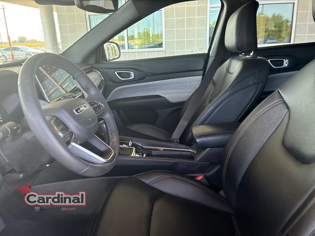 Used 2024 Gray Jeep Latitude Lux image 11