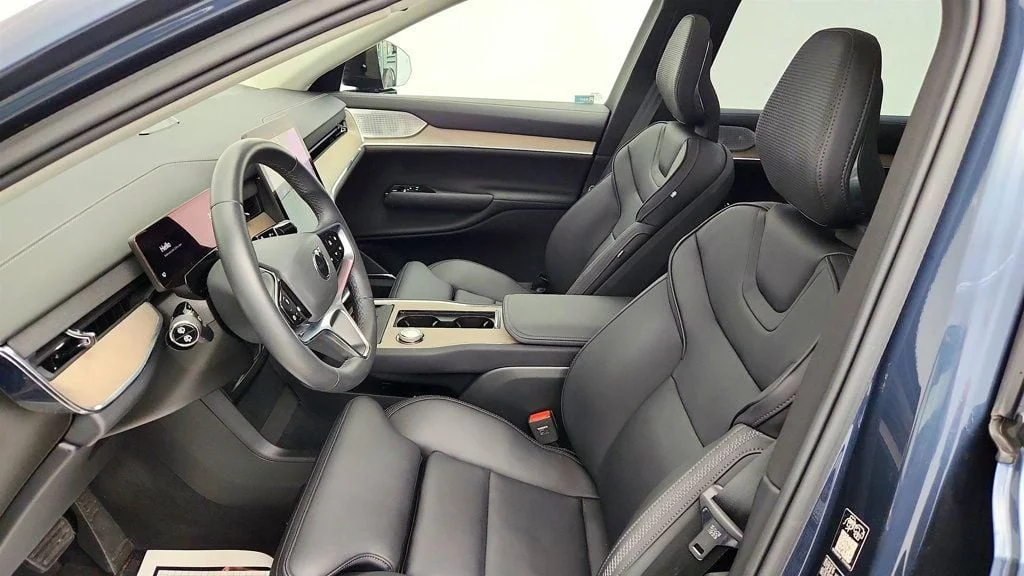 Used 2025 Denim Blue Metallic Volvo Twin Motor Performance Ultra 7-Seater w/ Bowers & Wilkins Audio image 17