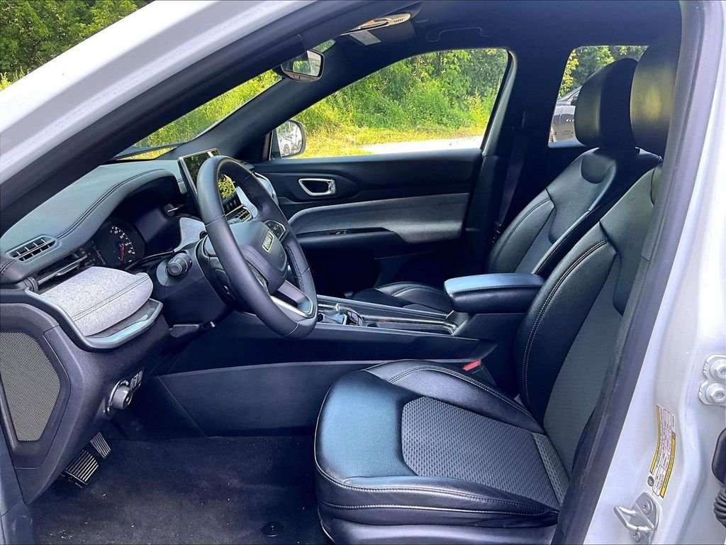 Used 2024 White Jeep Latitude image 4
