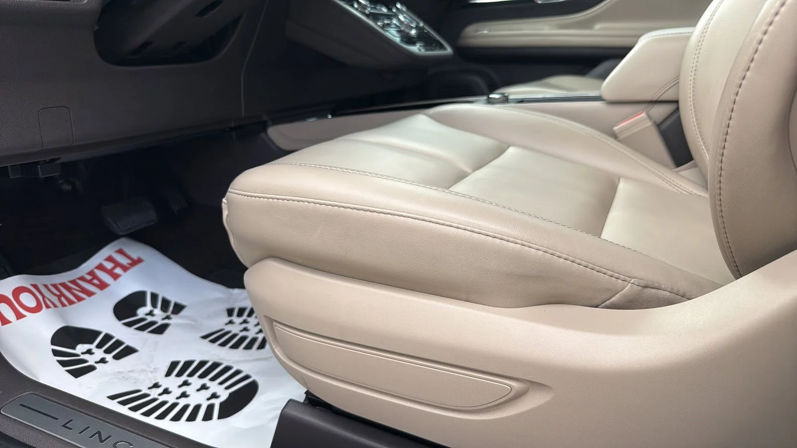 Used 2022 White Lincoln Standard image 10