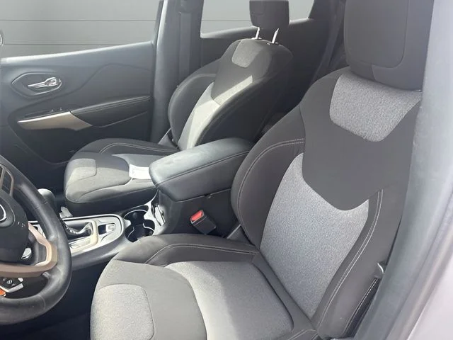 Used 2018 Silver Jeep Latitude image 18