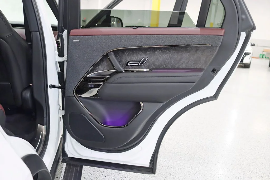 Used 2024  Land Rover Dynamic SE image 36